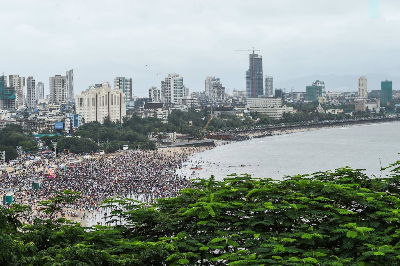 Indios devotos emergen en el mar Arábigo al dios con cabeza de elefante Ganesha durante la celebración del festival Ganesh Chaturthi, en Bombay (India). Esta celebración tiene lugar el cuarto día de la primera quincena del mes hindú Bhaadrapa, una jornada que coincide con el aniversario del nacimiento de Ganesha, hijo de Shiva y Parvati.