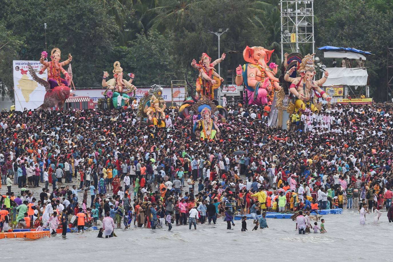 Indios devotos emergen en el mar Arábigo al dios con cabeza de elefante Ganesha durante la celebración del festival Ganesh Chaturthi, en Bombay (India). Esta celebración tiene lugar el cuarto día de la primera quincena del mes hindú Bhaadrapa, una jornada que coincide con el aniversario del nacimiento de Ganesha, hijo de Shiva y Parvati.