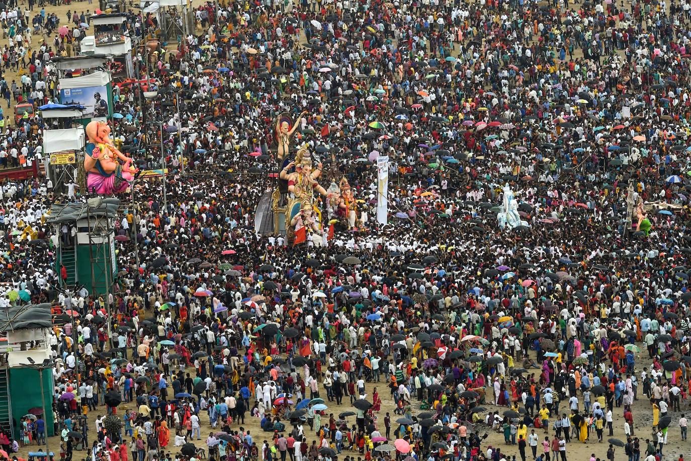 Indios devotos emergen en el mar Arábigo al dios con cabeza de elefante Ganesha durante la celebración del festival Ganesh Chaturthi, en Bombay (India). Esta celebración tiene lugar el cuarto día de la primera quincena del mes hindú Bhaadrapa, una jornada que coincide con el aniversario del nacimiento de Ganesha, hijo de Shiva y Parvati.