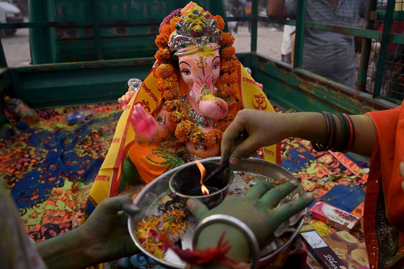 Indios devotos emergen en el mar Arábigo al dios con cabeza de elefante Ganesha durante la celebración del festival Ganesh Chaturthi, en Bombay (India). Esta celebración tiene lugar el cuarto día de la primera quincena del mes hindú Bhaadrapa, una jornada que coincide con el aniversario del nacimiento de Ganesha, hijo de Shiva y Parvati.