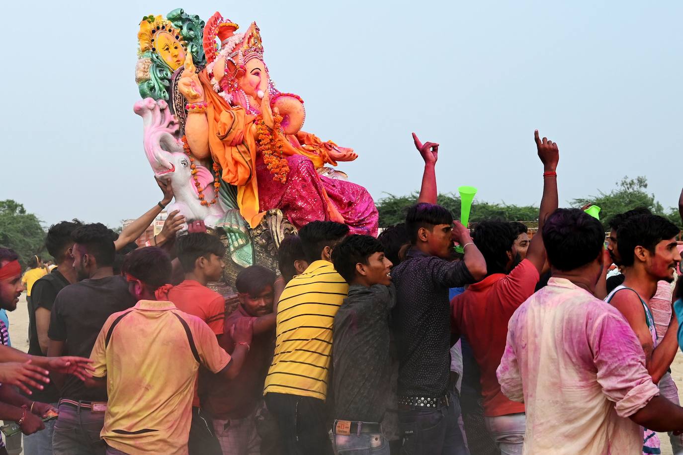 Indios devotos emergen en el mar Arábigo al dios con cabeza de elefante Ganesha durante la celebración del festival Ganesh Chaturthi, en Bombay (India). Esta celebración tiene lugar el cuarto día de la primera quincena del mes hindú Bhaadrapa, una jornada que coincide con el aniversario del nacimiento de Ganesha, hijo de Shiva y Parvati.