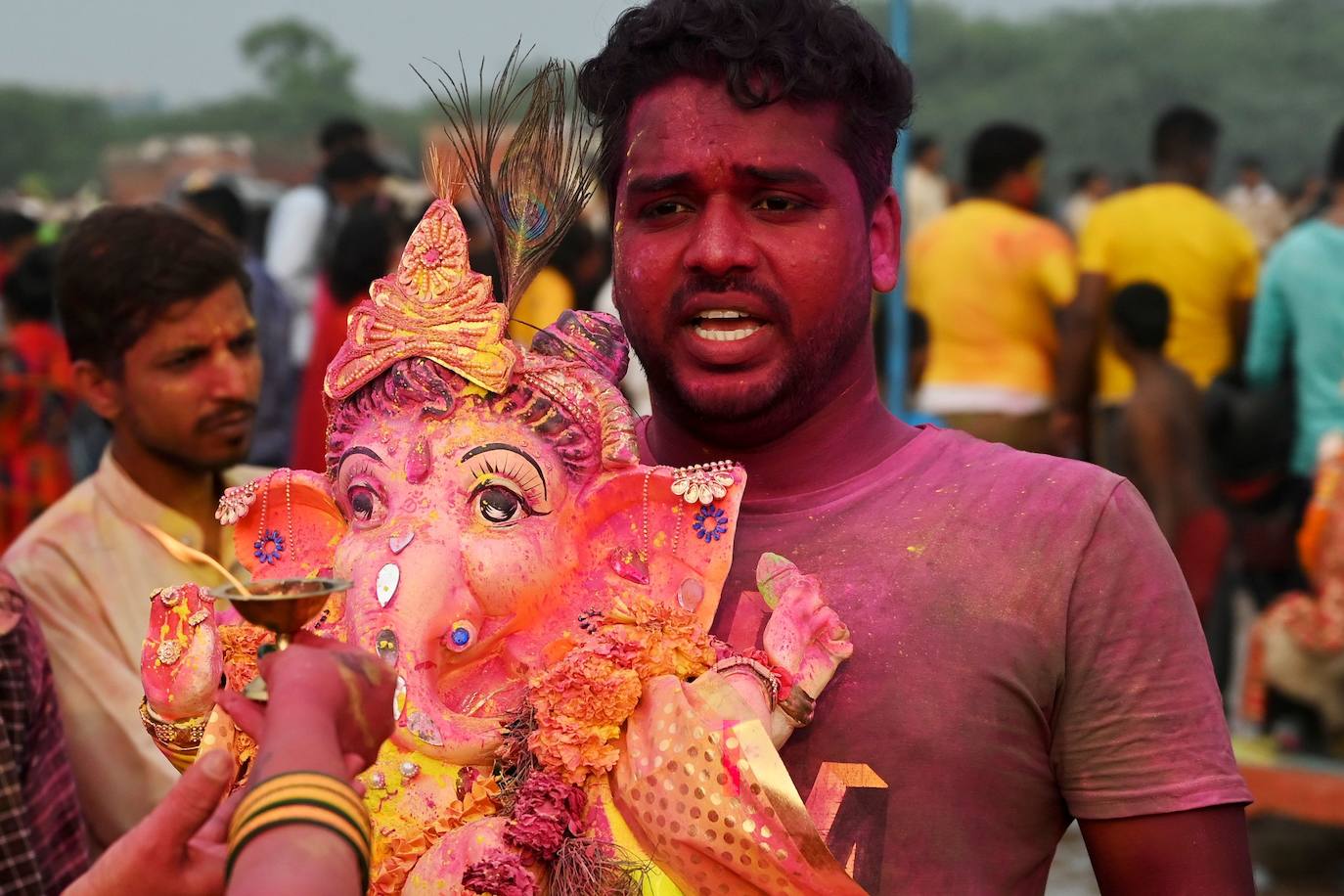 Indios devotos emergen en el mar Arábigo al dios con cabeza de elefante Ganesha durante la celebración del festival Ganesh Chaturthi, en Bombay (India). Esta celebración tiene lugar el cuarto día de la primera quincena del mes hindú Bhaadrapa, una jornada que coincide con el aniversario del nacimiento de Ganesha, hijo de Shiva y Parvati.