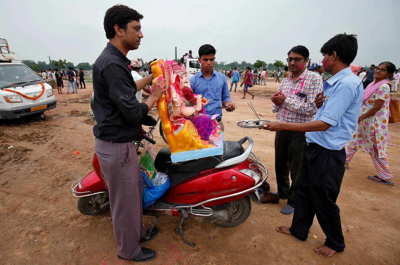 Indios devotos emergen en el mar Arábigo al dios con cabeza de elefante Ganesha durante la celebración del festival Ganesh Chaturthi, en Bombay (India). Esta celebración tiene lugar el cuarto día de la primera quincena del mes hindú Bhaadrapa, una jornada que coincide con el aniversario del nacimiento de Ganesha, hijo de Shiva y Parvati.