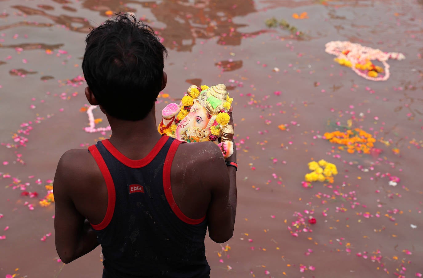 Indios devotos emergen en el mar Arábigo al dios con cabeza de elefante Ganesha durante la celebración del festival Ganesh Chaturthi, en Bombay (India). Esta celebración tiene lugar el cuarto día de la primera quincena del mes hindú Bhaadrapa, una jornada que coincide con el aniversario del nacimiento de Ganesha, hijo de Shiva y Parvati.