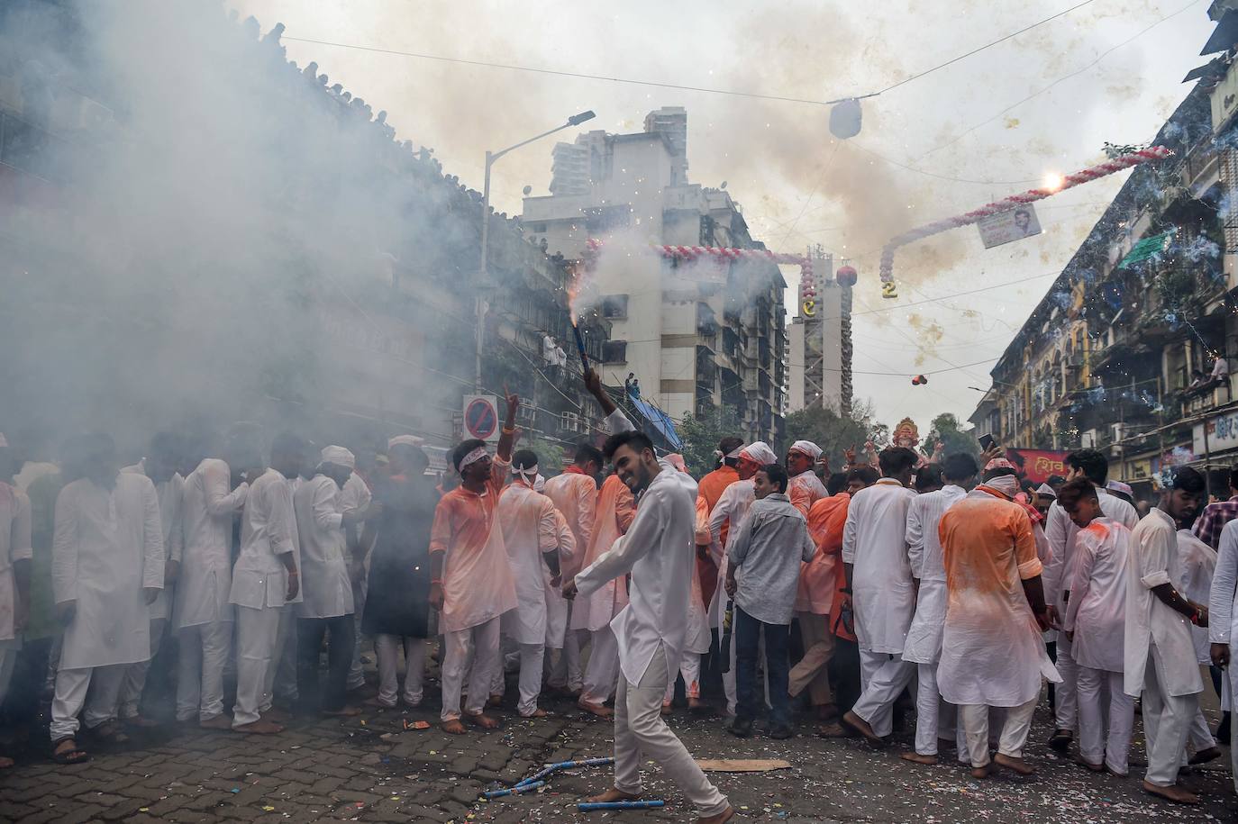 Indios devotos emergen en el mar Arábigo al dios con cabeza de elefante Ganesha durante la celebración del festival Ganesh Chaturthi, en Bombay (India). Esta celebración tiene lugar el cuarto día de la primera quincena del mes hindú Bhaadrapa, una jornada que coincide con el aniversario del nacimiento de Ganesha, hijo de Shiva y Parvati.