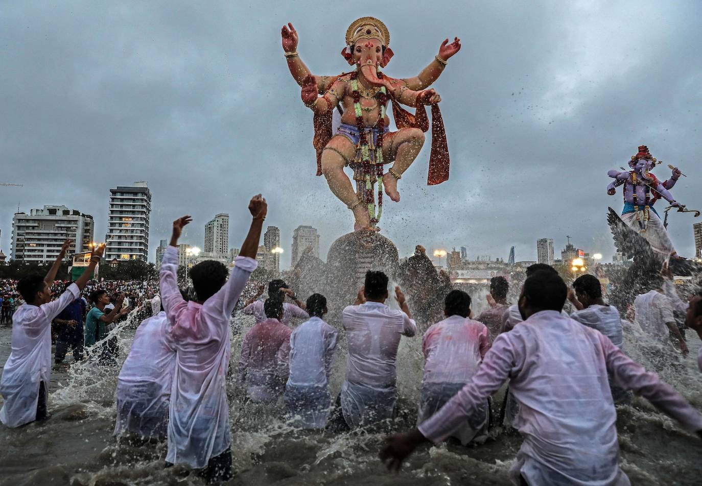 Indios devotos emergen en el mar Arábigo al dios con cabeza de elefante Ganesha durante la celebración del festival Ganesh Chaturthi, en Bombay (India). Esta celebración tiene lugar el cuarto día de la primera quincena del mes hindú Bhaadrapa, una jornada que coincide con el aniversario del nacimiento de Ganesha, hijo de Shiva y Parvati.