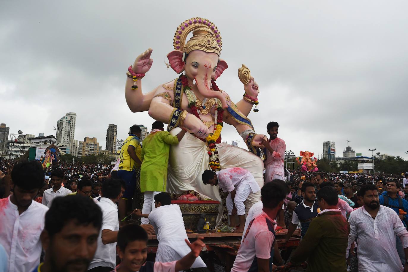 Indios devotos emergen en el mar Arábigo al dios con cabeza de elefante Ganesha durante la celebración del festival Ganesh Chaturthi, en Bombay (India). Esta celebración tiene lugar el cuarto día de la primera quincena del mes hindú Bhaadrapa, una jornada que coincide con el aniversario del nacimiento de Ganesha, hijo de Shiva y Parvati.