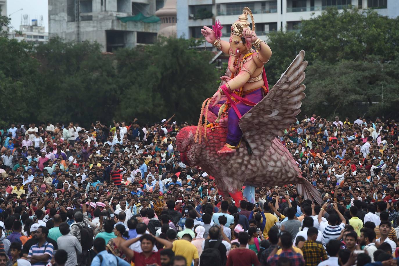 Indios devotos emergen en el mar Arábigo al dios con cabeza de elefante Ganesha durante la celebración del festival Ganesh Chaturthi, en Bombay (India). Esta celebración tiene lugar el cuarto día de la primera quincena del mes hindú Bhaadrapa, una jornada que coincide con el aniversario del nacimiento de Ganesha, hijo de Shiva y Parvati.