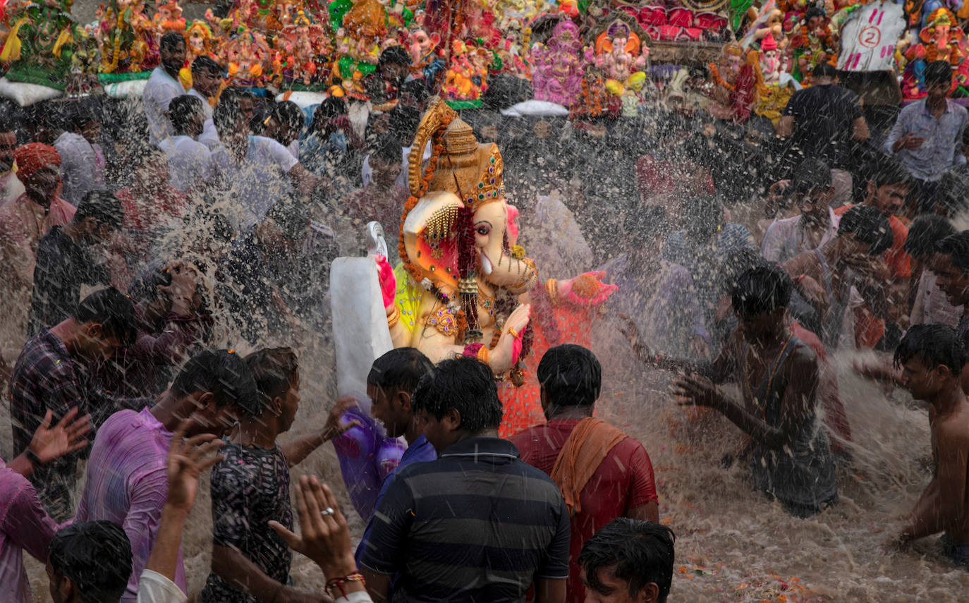 Indios devotos emergen en el mar Arábigo al dios con cabeza de elefante Ganesha durante la celebración del festival Ganesh Chaturthi, en Bombay (India). Esta celebración tiene lugar el cuarto día de la primera quincena del mes hindú Bhaadrapa, una jornada que coincide con el aniversario del nacimiento de Ganesha, hijo de Shiva y Parvati.