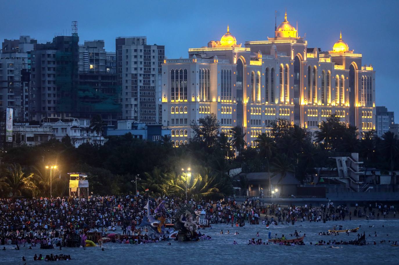 Indios devotos emergen en el mar Arábigo al dios con cabeza de elefante Ganesha durante la celebración del festival Ganesh Chaturthi, en Bombay (India). Esta celebración tiene lugar el cuarto día de la primera quincena del mes hindú Bhaadrapa, una jornada que coincide con el aniversario del nacimiento de Ganesha, hijo de Shiva y Parvati.