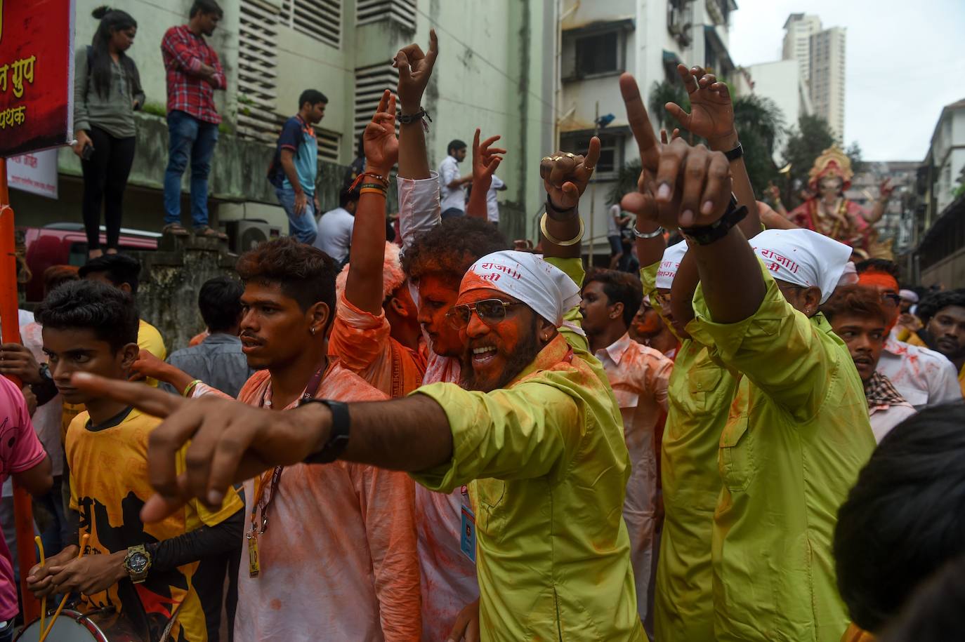 Indios devotos emergen en el mar Arábigo al dios con cabeza de elefante Ganesha durante la celebración del festival Ganesh Chaturthi, en Bombay (India). Esta celebración tiene lugar el cuarto día de la primera quincena del mes hindú Bhaadrapa, una jornada que coincide con el aniversario del nacimiento de Ganesha, hijo de Shiva y Parvati.