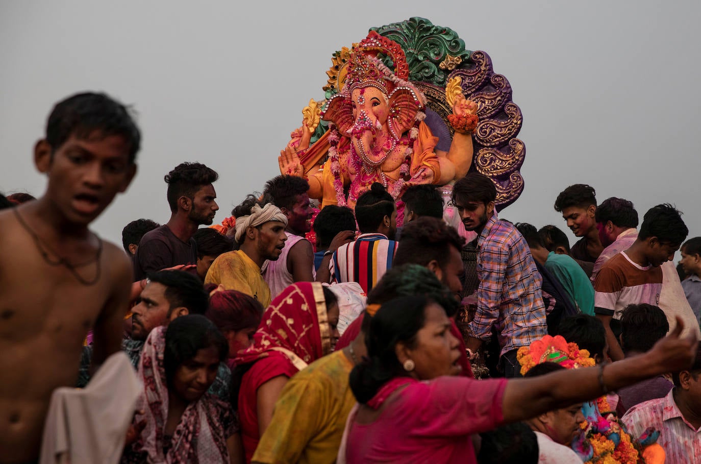 Indios devotos emergen en el mar Arábigo al dios con cabeza de elefante Ganesha durante la celebración del festival Ganesh Chaturthi, en Bombay (India). Esta celebración tiene lugar el cuarto día de la primera quincena del mes hindú Bhaadrapa, una jornada que coincide con el aniversario del nacimiento de Ganesha, hijo de Shiva y Parvati.