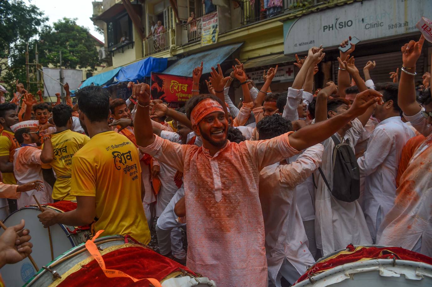 Indios devotos emergen en el mar Arábigo al dios con cabeza de elefante Ganesha durante la celebración del festival Ganesh Chaturthi, en Bombay (India). Esta celebración tiene lugar el cuarto día de la primera quincena del mes hindú Bhaadrapa, una jornada que coincide con el aniversario del nacimiento de Ganesha, hijo de Shiva y Parvati.