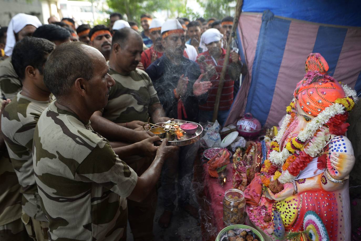 Indios devotos emergen en el mar Arábigo al dios con cabeza de elefante Ganesha durante la celebración del festival Ganesh Chaturthi, en Bombay (India). Esta celebración tiene lugar el cuarto día de la primera quincena del mes hindú Bhaadrapa, una jornada que coincide con el aniversario del nacimiento de Ganesha, hijo de Shiva y Parvati.