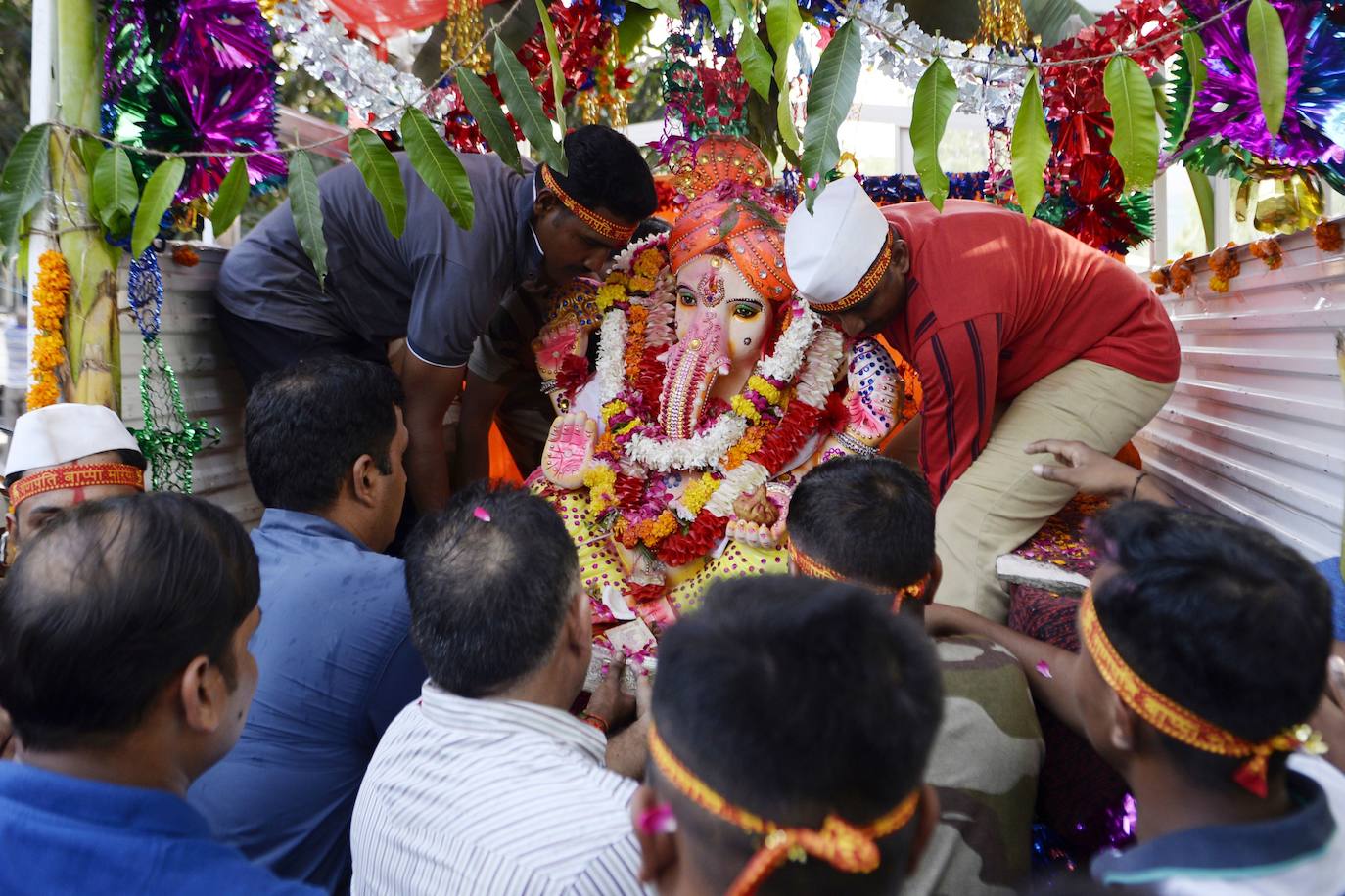 Indios devotos emergen en el mar Arábigo al dios con cabeza de elefante Ganesha durante la celebración del festival Ganesh Chaturthi, en Bombay (India). Esta celebración tiene lugar el cuarto día de la primera quincena del mes hindú Bhaadrapa, una jornada que coincide con el aniversario del nacimiento de Ganesha, hijo de Shiva y Parvati.