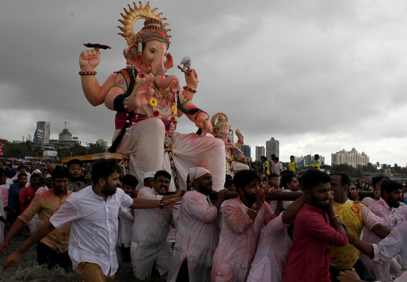 Indios devotos emergen en el mar Arábigo al dios con cabeza de elefante Ganesha durante la celebración del festival Ganesh Chaturthi, en Bombay (India). Esta celebración tiene lugar el cuarto día de la primera quincena del mes hindú Bhaadrapa, una jornada que coincide con el aniversario del nacimiento de Ganesha, hijo de Shiva y Parvati.