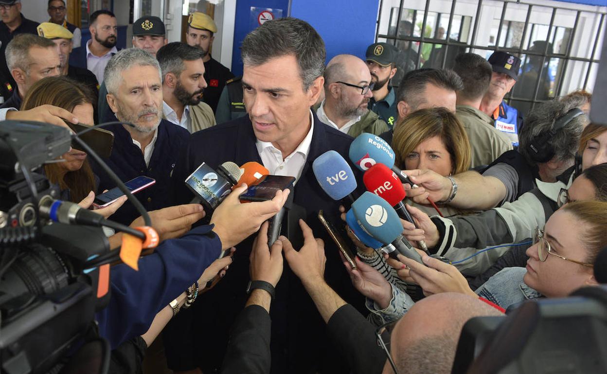 El presidente del Gobierno en funciones, Pedro Sánchez, atendiendo a los medios de comunicación durante su visita este sábado a Los Alcázares. 