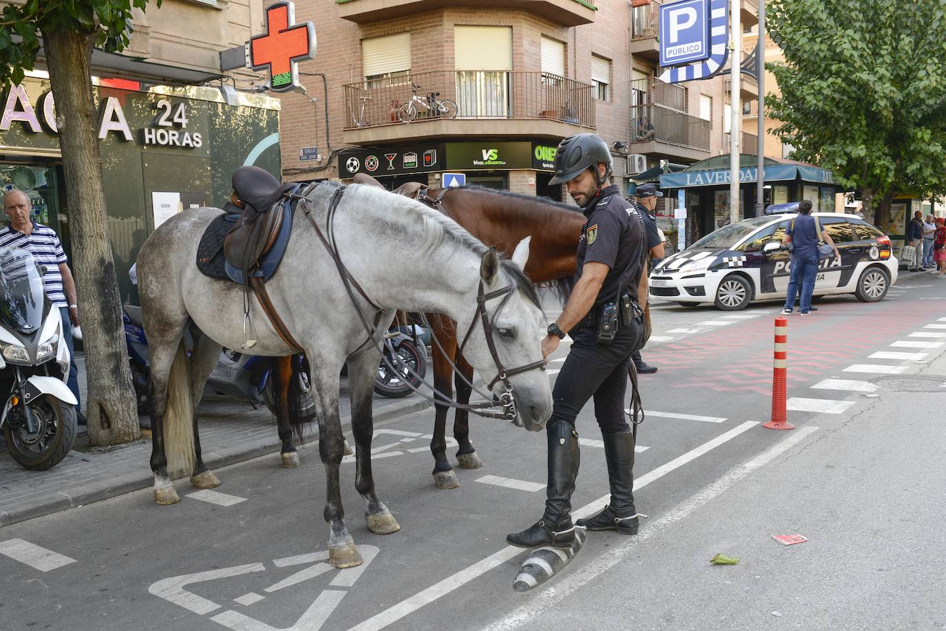 Seis ejemplares de la Unidad Especial de Caballería de la Policía Nacional causan impresión en la puerta de la Plaza de Toros en la primera corrida de la feria.