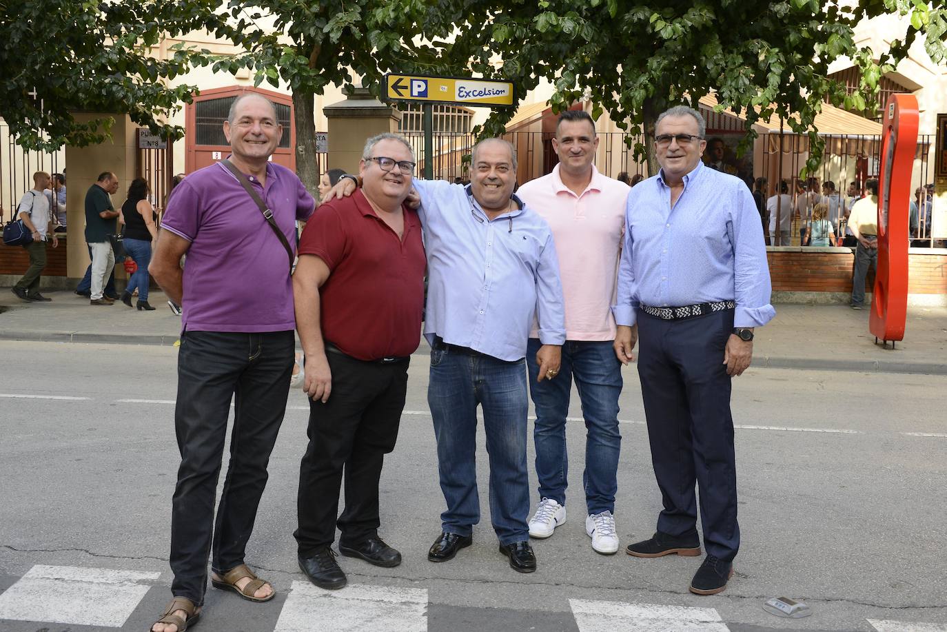 Seis ejemplares de la Unidad Especial de Caballería de la Policía Nacional causan impresión en la puerta de la Plaza de Toros en la primera corrida de la feria.