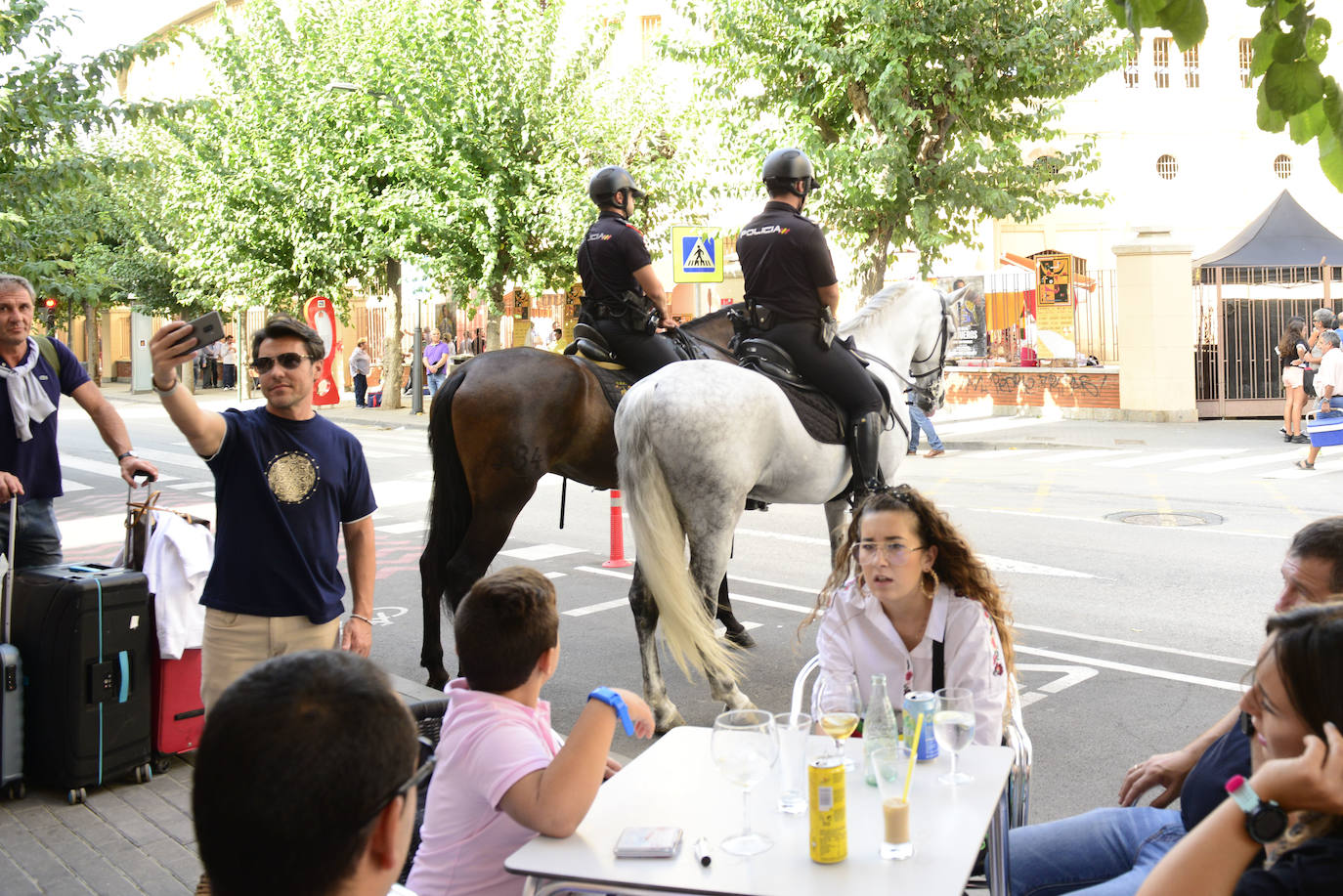 Seis ejemplares de la Unidad Especial de Caballería de la Policía Nacional causan impresión en la puerta de la Plaza de Toros en la primera corrida de la feria.