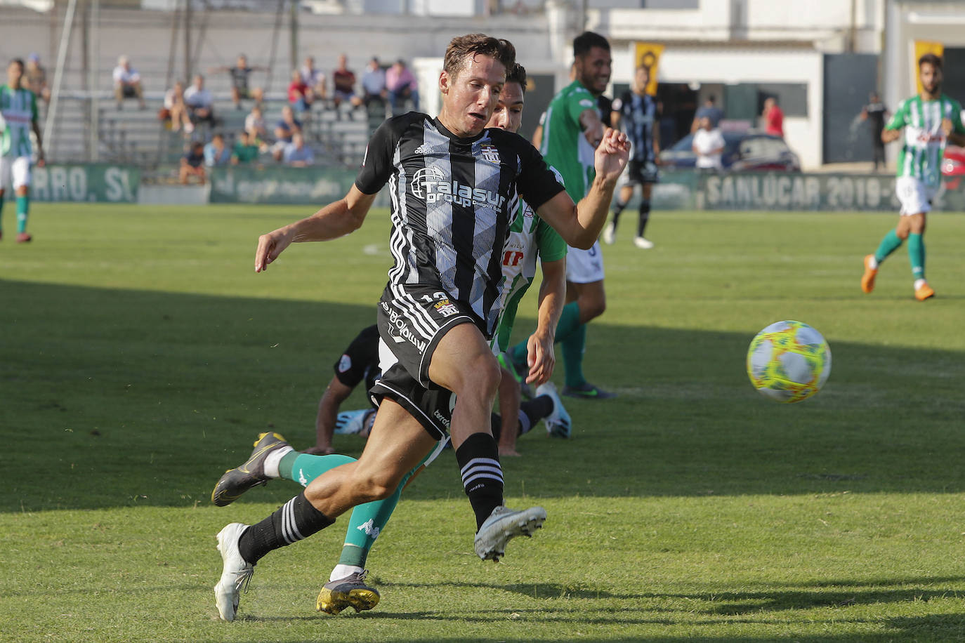 Un golazo de Manu Viana da la victoria a los de Munúa en Sanlúcar de Barrameda