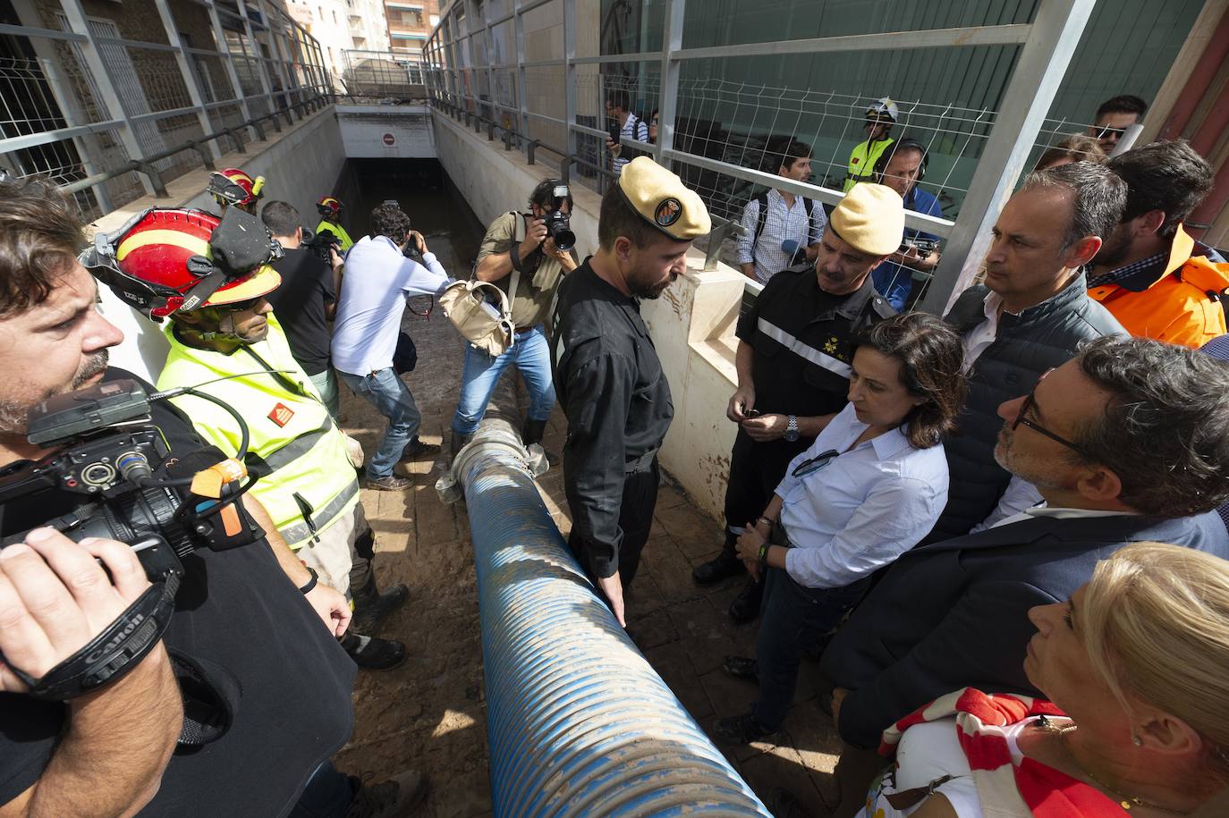 Margarita Robles estuvo con los militares de la UME, a los que les dijo que «hay mucho por hacer todavía»