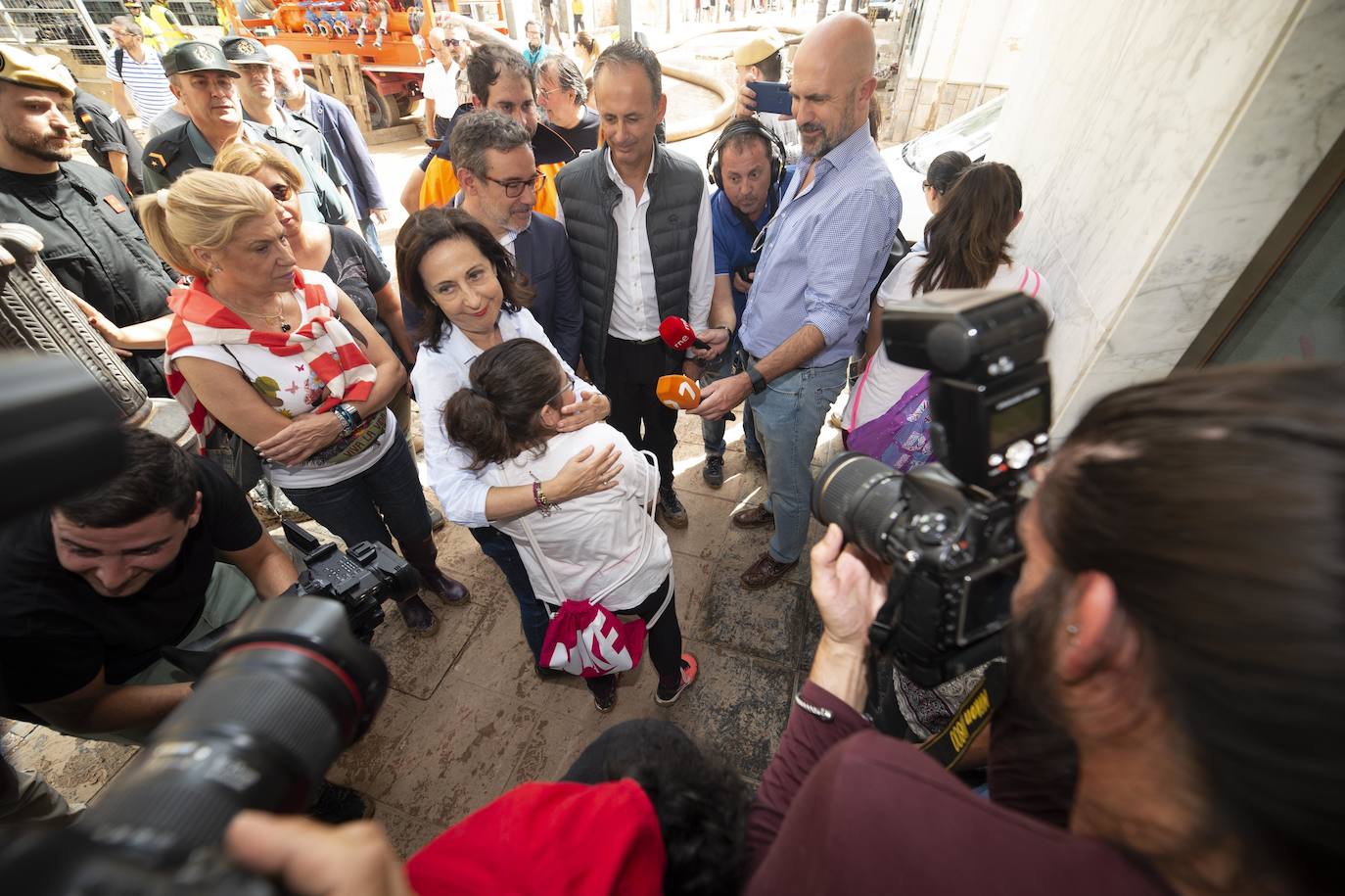 Margarita Robles estuvo con los militares de la UME, a los que les dijo que «hay mucho por hacer todavía»