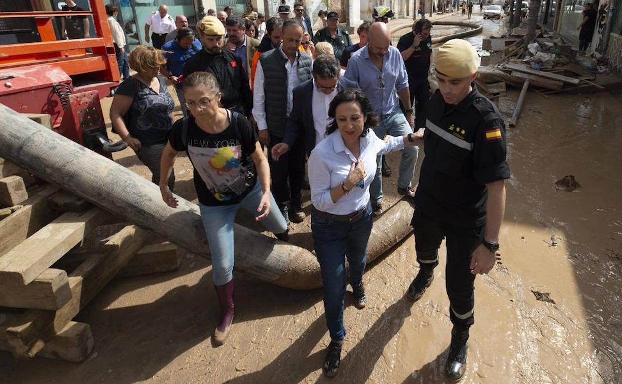 Margarita Robles, con los militares de la UME, durante su visita a Los Alcázares.