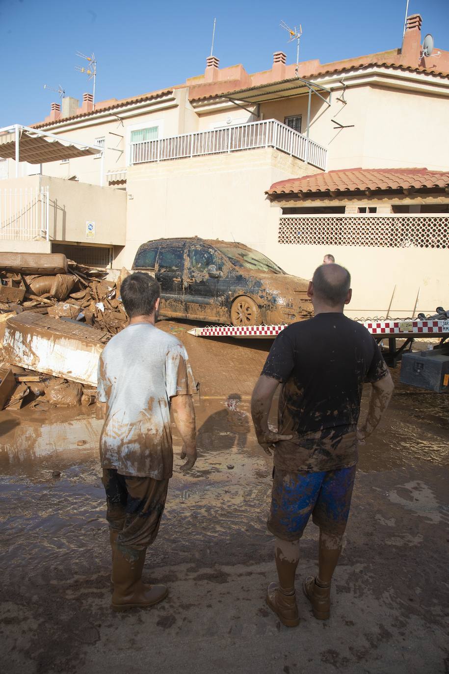 La Unidad Militar de Emergencias (UME) llega a la localidad costera para ayudar a los vecinos en la limpieza de sus hogares