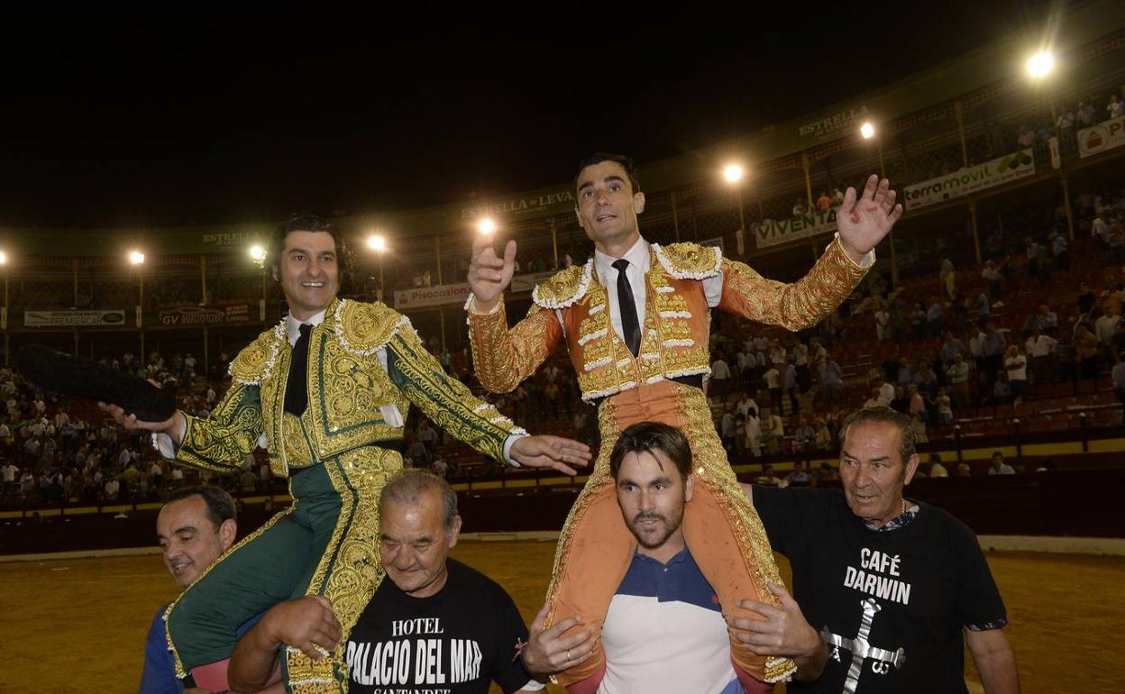 Morante y Ureña salen a hombros tras cortar dos orejas cara uno.