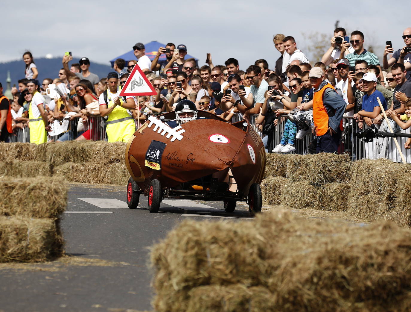 Varios competidores cogen velocidad en sus vehículos caseros durante el segundo Rally Red Bull Soapbox en el centro de Zagreb, Croacia. Más de 60 equipos compitieron en el evento. 