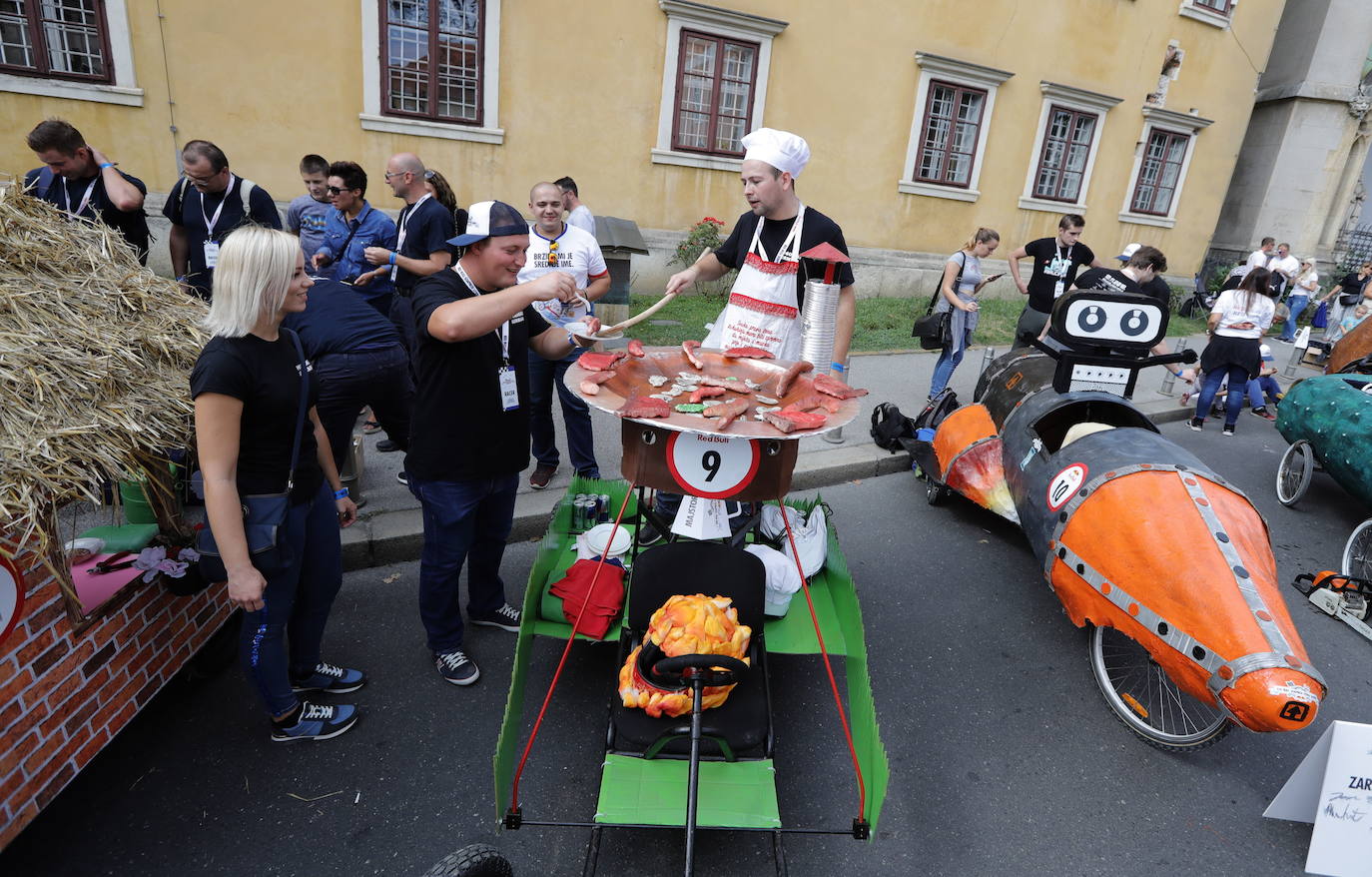 Varios competidores cogen velocidad en sus vehículos caseros durante el segundo Rally Red Bull Soapbox en el centro de Zagreb, Croacia. Más de 60 equipos compitieron en el evento. 