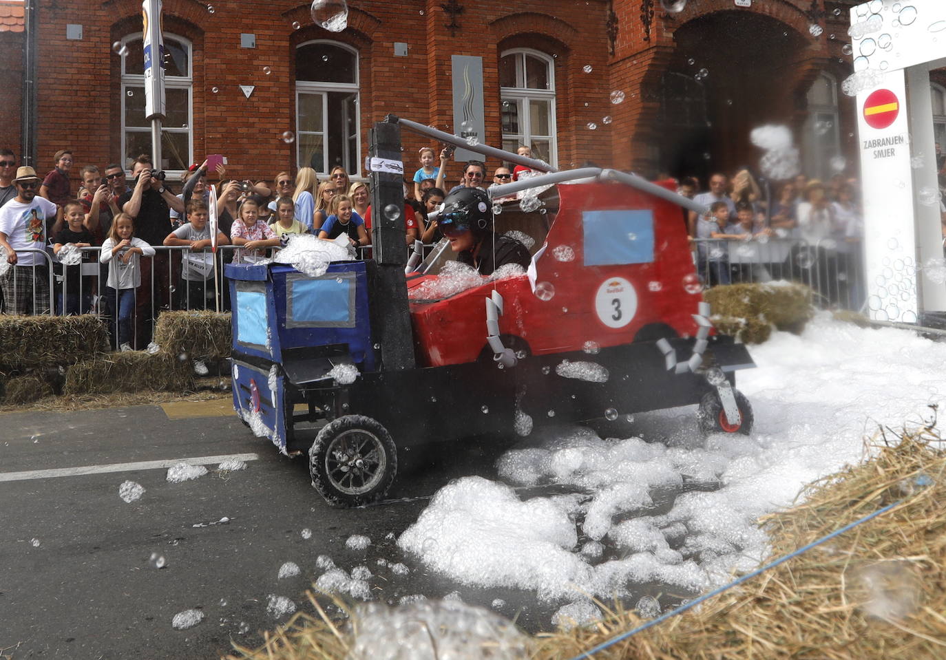 Varios competidores cogen velocidad en sus vehículos caseros durante el segundo Rally Red Bull Soapbox en el centro de Zagreb, Croacia. Más de 60 equipos compitieron en el evento. 