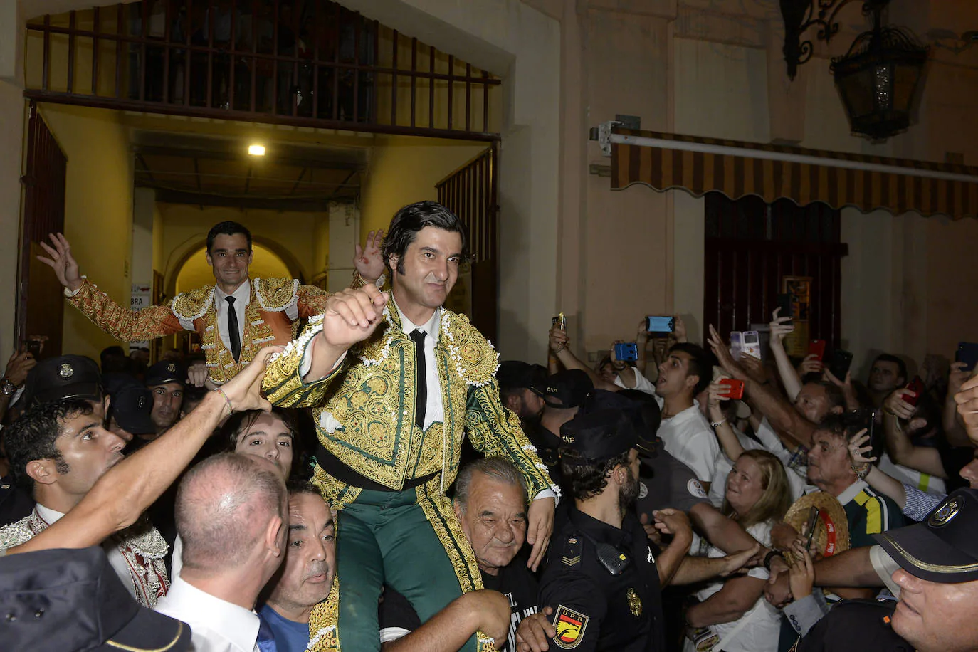 El de la Puebla y el de Lorca salen a hombros en una tarde de vacío para El Juli; la corrida de Daniel Ruiz estuvo en tipo aunque no embistió como la del año pasado