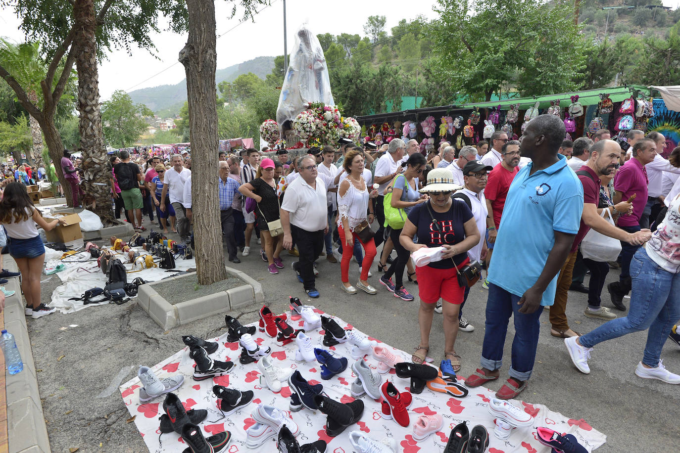Miles de murcianos acompañan a la Virgen de la Fuensanta hasta su santuario.