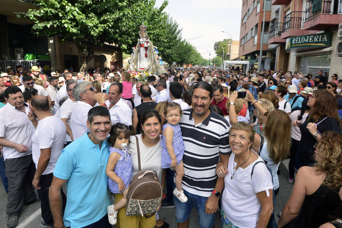 Miles de murcianos acompañan a la Virgen de la Fuensanta hasta su santuario.