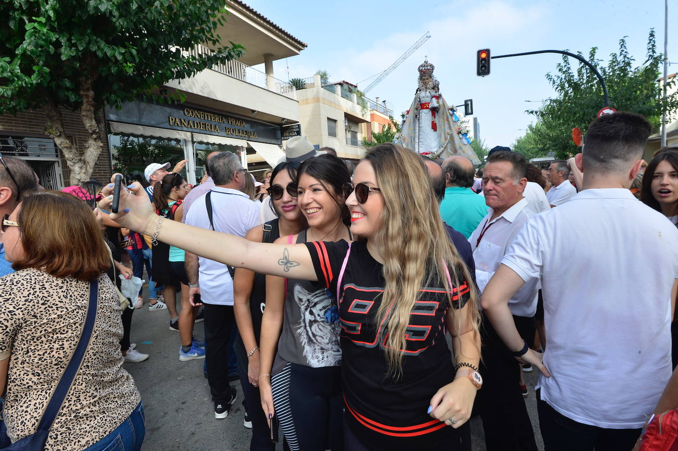 Miles de murcianos acompañan a la Virgen de la Fuensanta hasta su santuario.