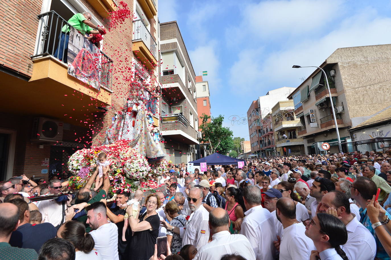 Miles de murcianos acompañan a la Virgen de la Fuensanta hasta su santuario.