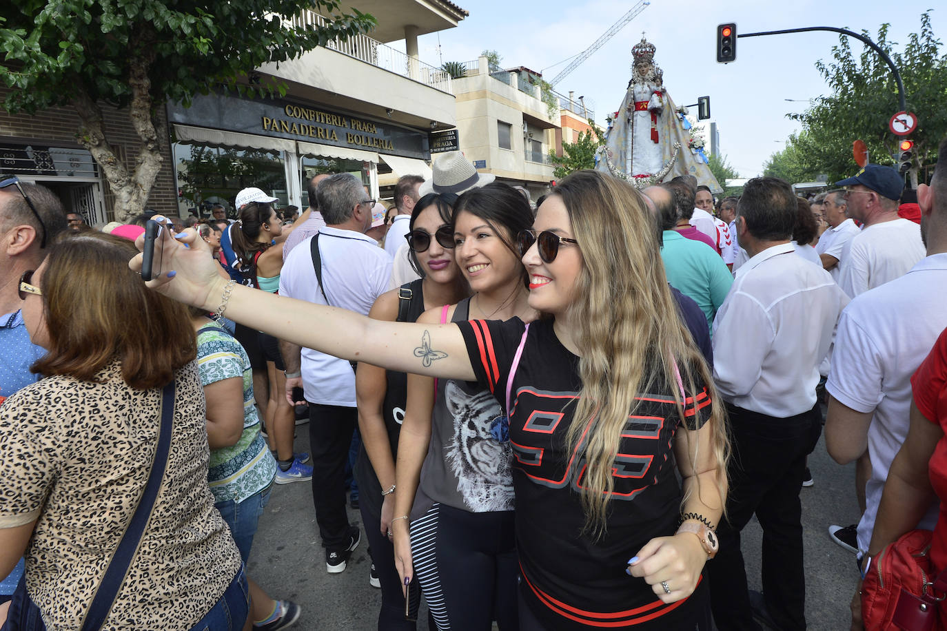 Miles de murcianos acompañan a la Virgen de la Fuensanta hasta su santuario.