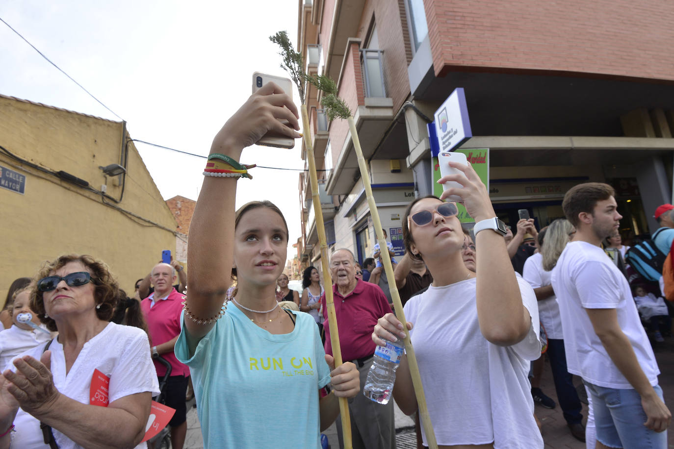 Miles de murcianos acompañan a la Virgen de la Fuensanta hasta su santuario.