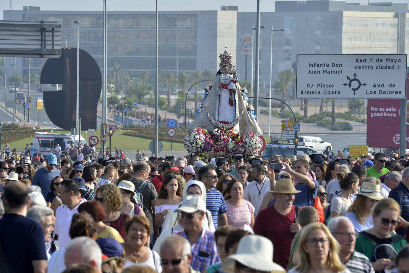 Miles de murcianos acompañan a la Virgen de la Fuensanta hasta su santuario.