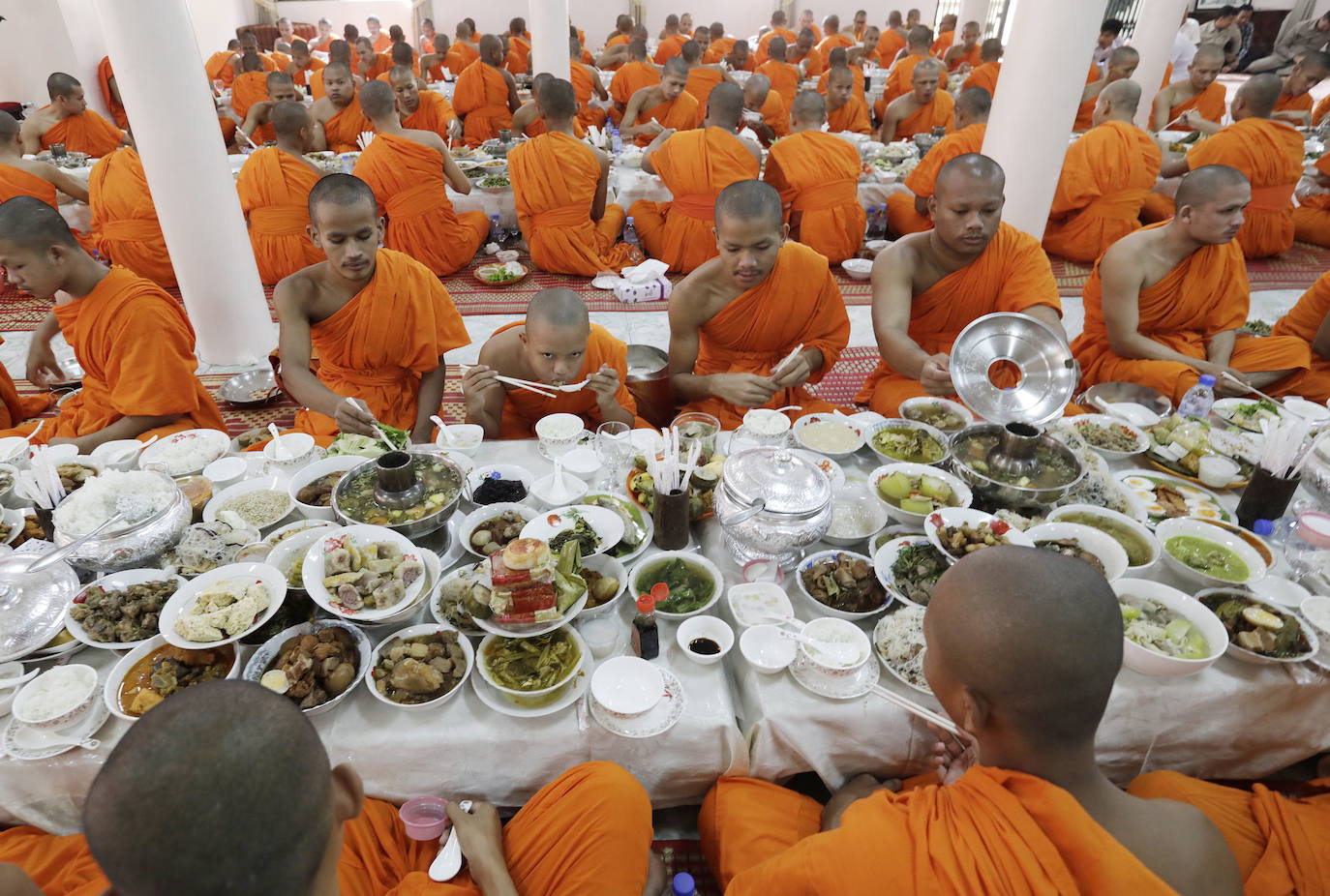 Decenas de monjes budistas almuerzan durante el tradicional festival budista de Pchum Ben en Phnom Penh (Camboya), una celebración que dura hasta el 28 de septiembre.