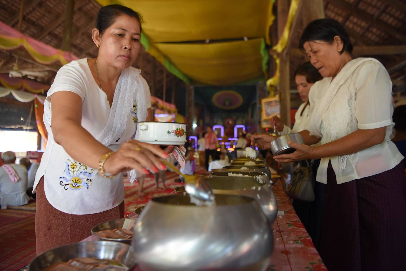 Decenas de monjes budistas almuerzan durante el tradicional festival budista de Pchum Ben en Phnom Penh (Camboya), una celebración que dura hasta el 28 de septiembre.