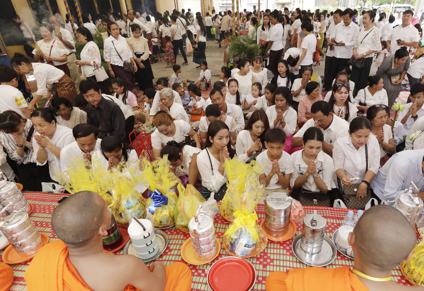 Decenas de monjes budistas almuerzan durante el tradicional festival budista de Pchum Ben en Phnom Penh (Camboya), una celebración que dura hasta el 28 de septiembre.