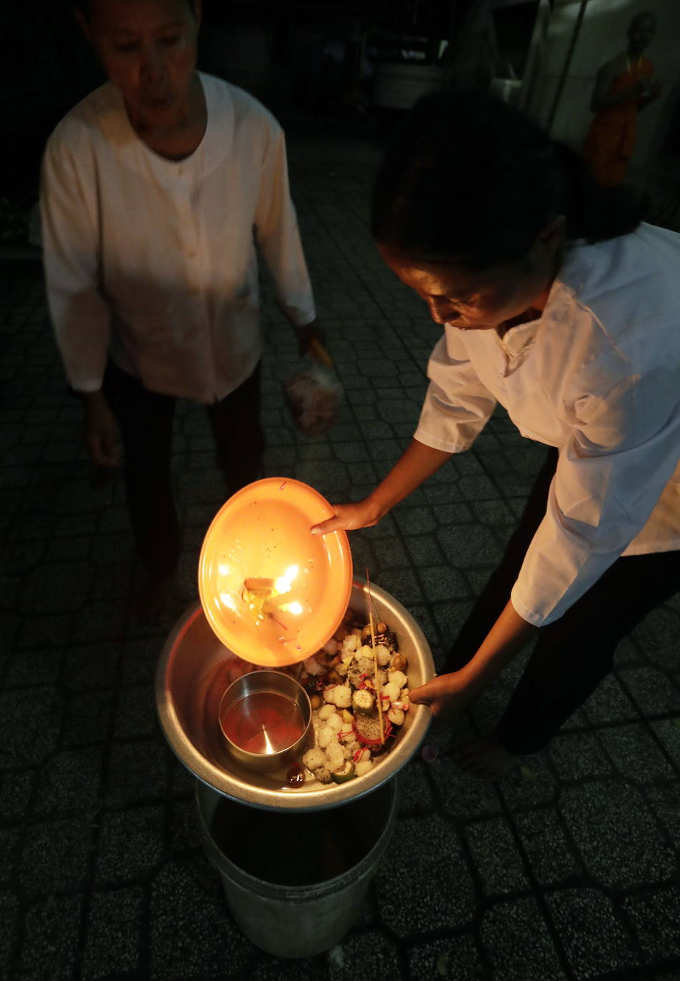 Decenas de monjes budistas almuerzan durante el tradicional festival budista de Pchum Ben en Phnom Penh (Camboya), una celebración que dura hasta el 28 de septiembre.