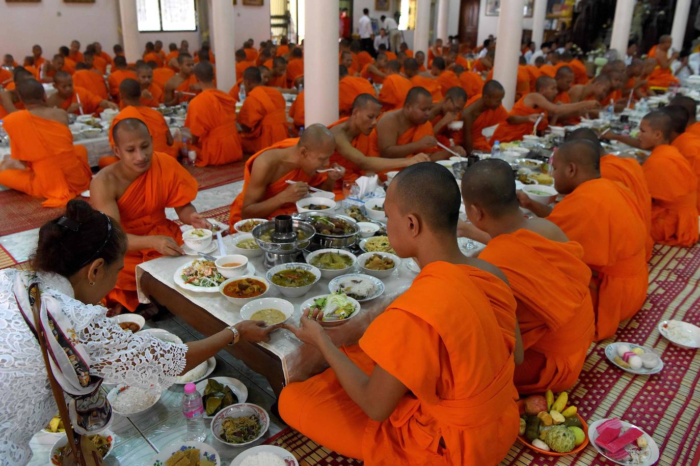 Decenas de monjes budistas almuerzan durante el tradicional festival budista de Pchum Ben en Phnom Penh (Camboya), una celebración que dura hasta el 28 de septiembre.