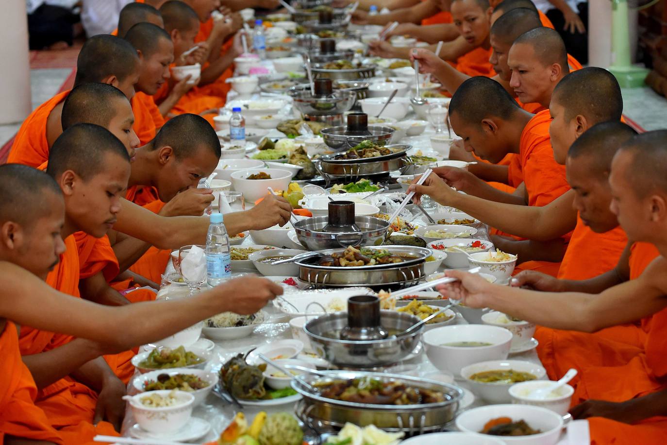 Decenas de monjes budistas almuerzan durante el tradicional festival budista de Pchum Ben en Phnom Penh (Camboya), una celebración que dura hasta el 28 de septiembre.