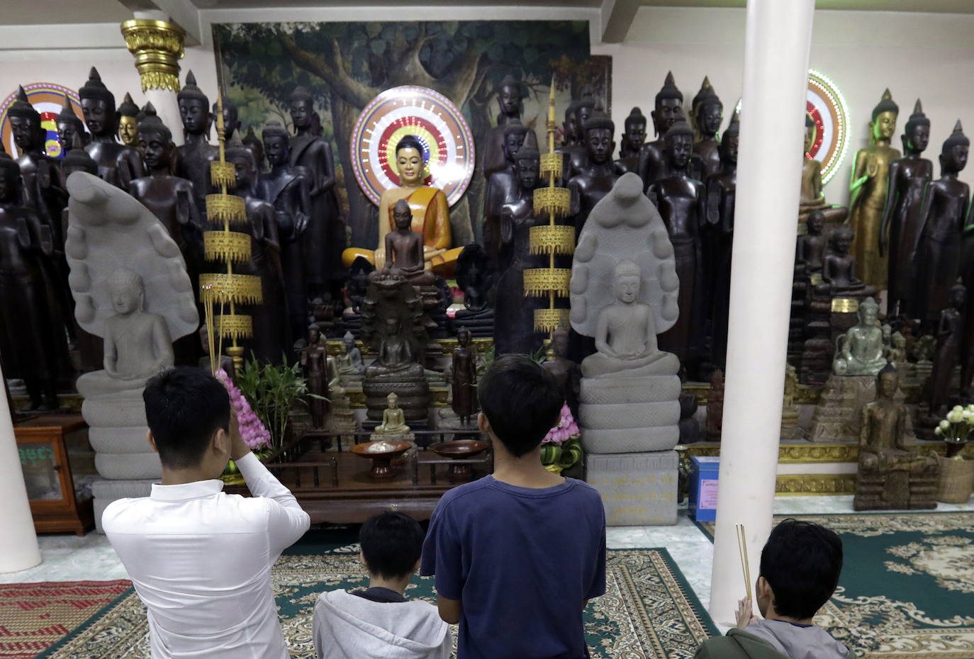 Decenas de monjes budistas almuerzan durante el tradicional festival budista de Pchum Ben en Phnom Penh (Camboya), una celebración que dura hasta el 28 de septiembre.