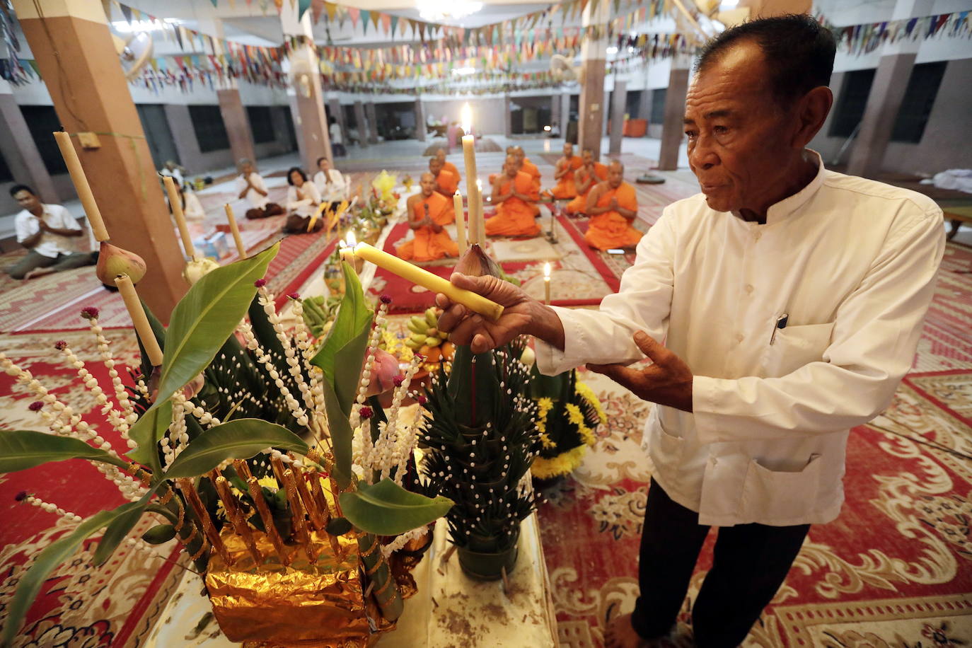 Decenas de monjes budistas almuerzan durante el tradicional festival budista de Pchum Ben en Phnom Penh (Camboya), una celebración que dura hasta el 28 de septiembre.