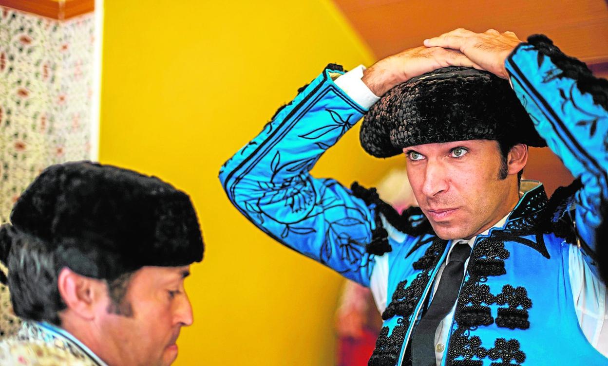 El diestro madrileño Cayetano, ajustándose la montera, antes de salir al ruedo de la plaza de toros de Cieza el pasado 24 de agosto. 